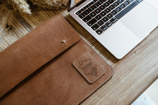 Skórzane etui z klapą na MacBook 16" Pro/Air - jasny brąz-0