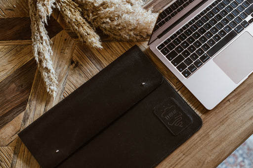 Skórzane etui z klapą na MacBook 16" Pro/Air - czarny-0