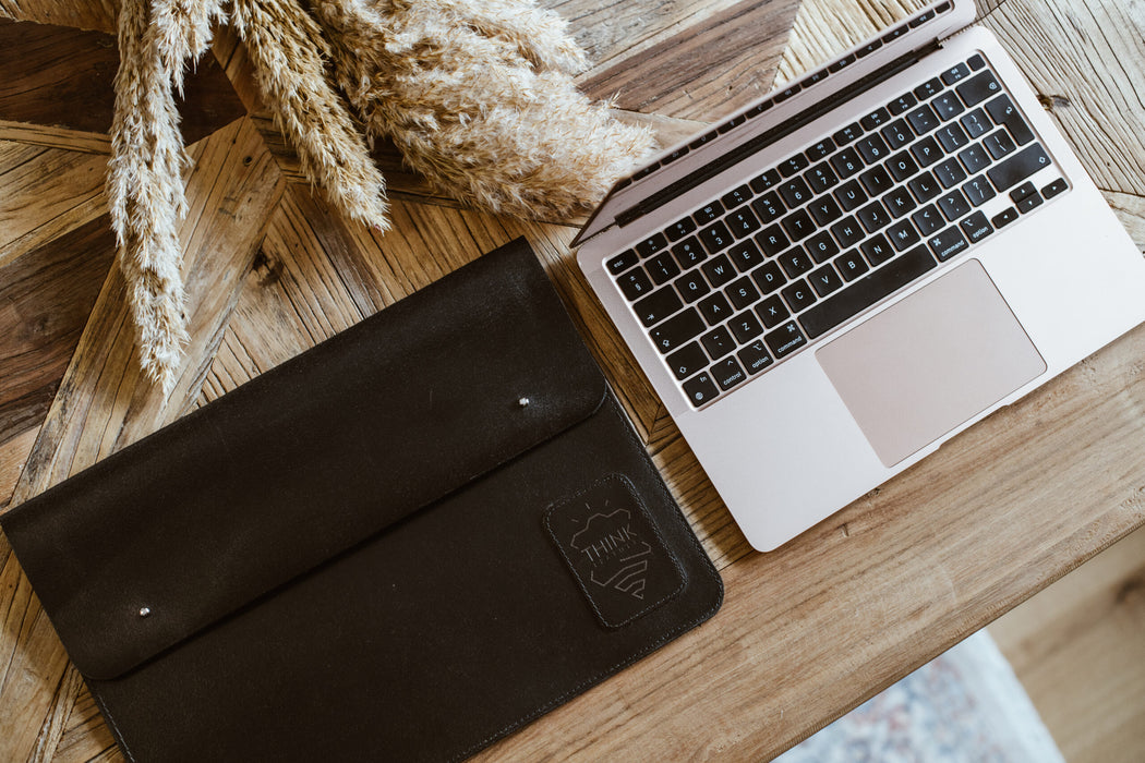 Skórzane etui z klapą na MacBook 16" Pro/Air - czarny-2