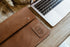 Skórzane etui z klapą na MacBook 16" Pro/Air - jasny brąz-0