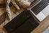 Skórzane etui z klapą na MacBook 16" Pro/Air - czarny-0